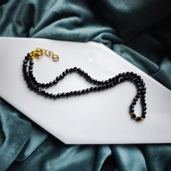 Smalku kristāliņu melns čokers ar zelta krāsas furnitūru